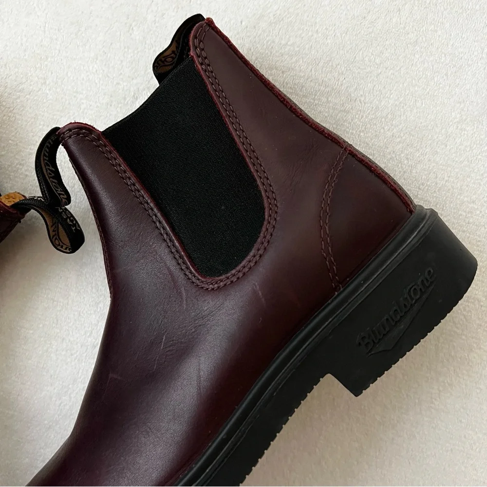 Blundstone Burgundy Chelsea Boots with Black Elastic